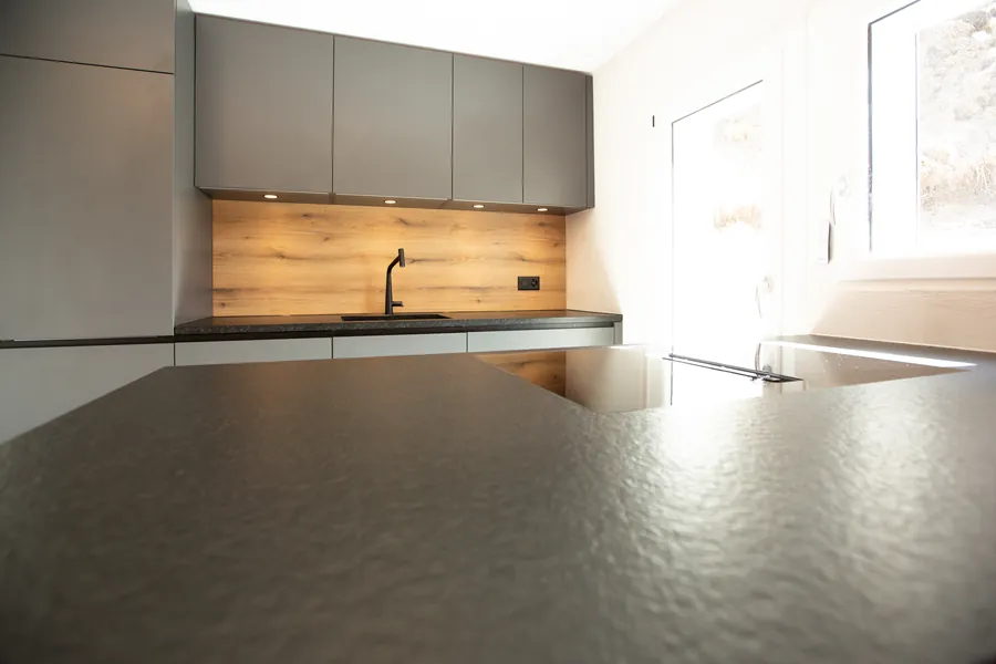 Cuisine sur mesure en bois et pierre