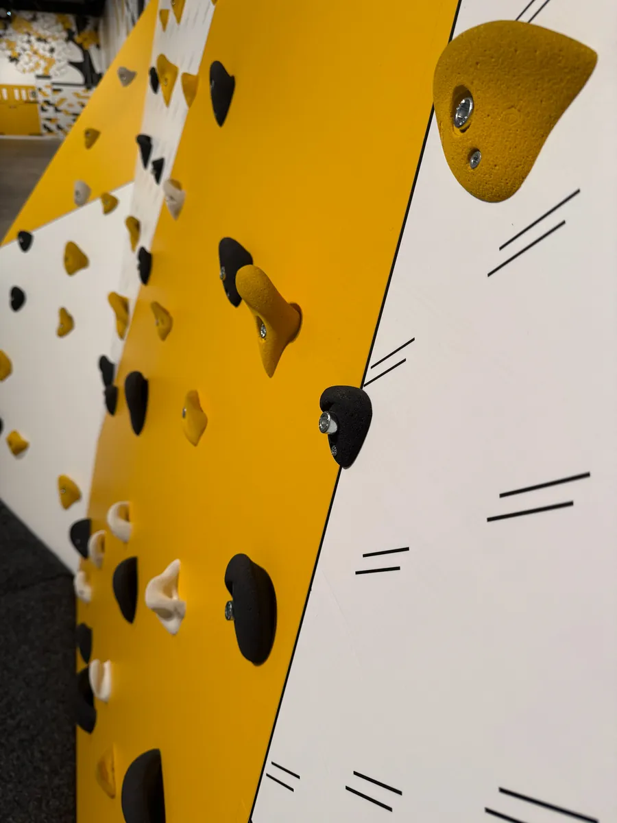 Mur d'escalade sur mesure dans une chambre d'enfant